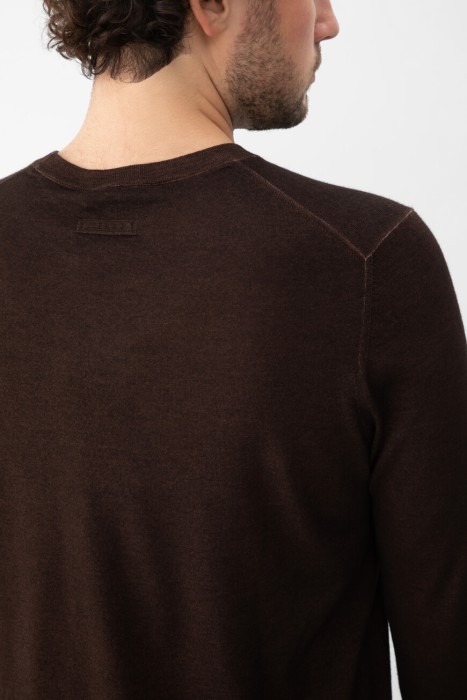 Товар коричневого цвета с внутренней стороны