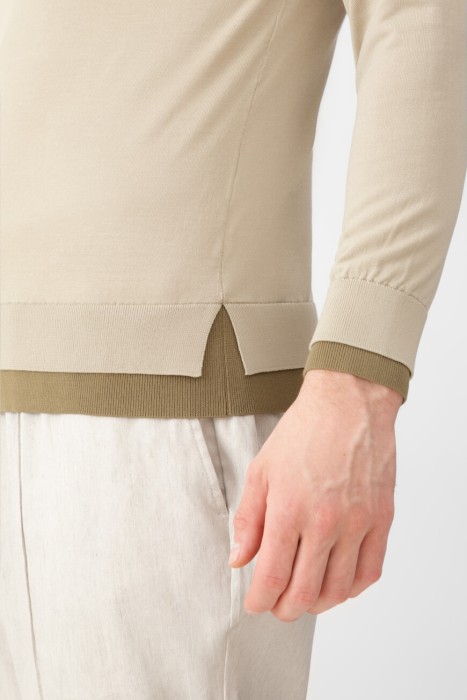 Товар бежевого цвета с внутренней стороны