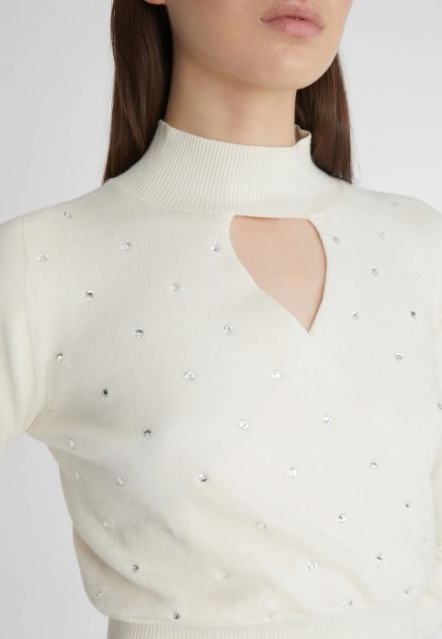 Товар белого цвета с внутренней стороны