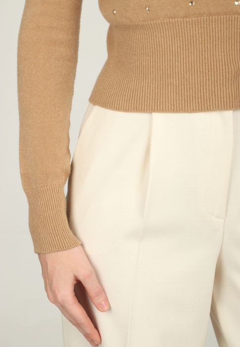 Товар коричневого цвета с внутренней стороны