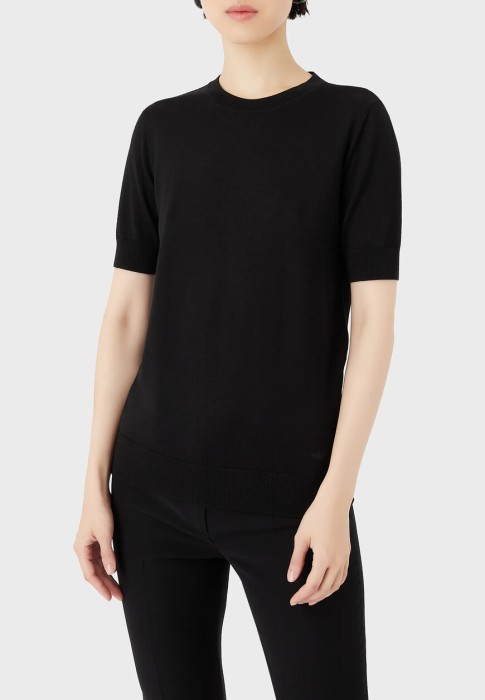 Товар черного цвета с внутренней стороны