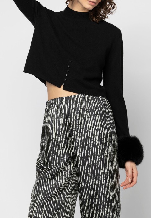 Товар черного цвета с внутренней стороны