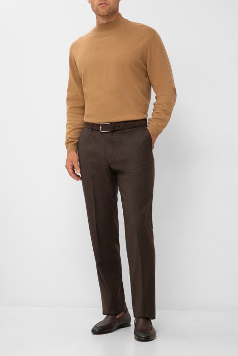 Товар коричневого цвета с внутренней стороны