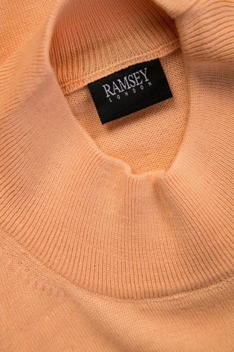 Товар оранжевого цвета с внутренней стороны