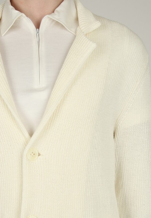 Товар белого цвета с внутренней стороны