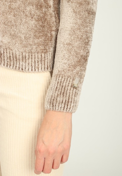 Товар бежевого цвета с внутренней стороны