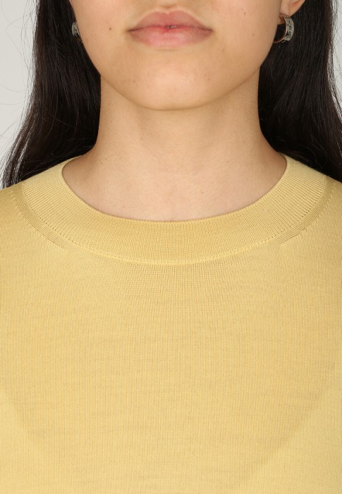 Товар желтого цвета с внутренней стороны