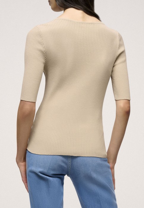 Товар бежевого цвета с внутренней стороны