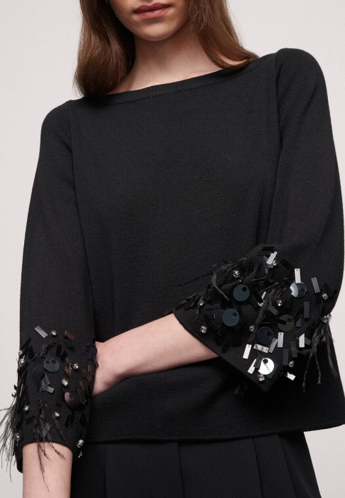 Товар черного цвета с внутренней стороны