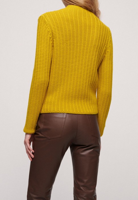 Товар желтого цвета с внутренней стороны