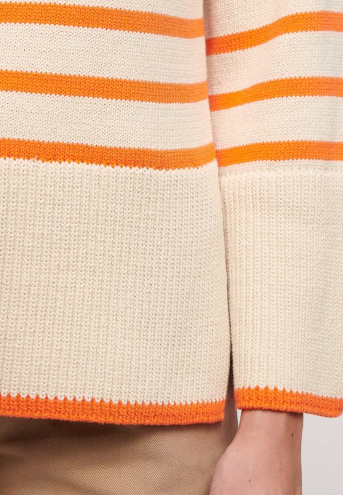 Товар бежевого цвета с внутренней стороны