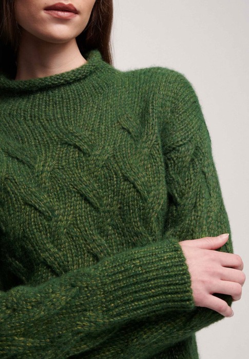 Товар зеленого цвета с внутренней стороны