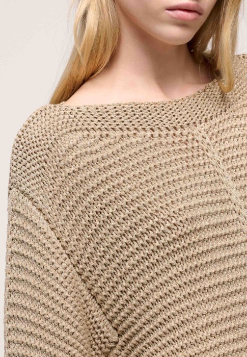 Товар бежевого цвета с внутренней стороны