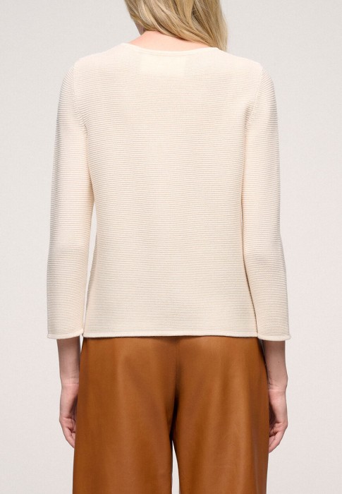 Товар белого цвета с внутренней стороны