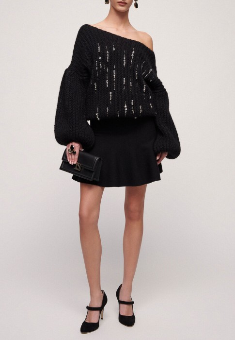 Товар черного цвета с внутренней стороны