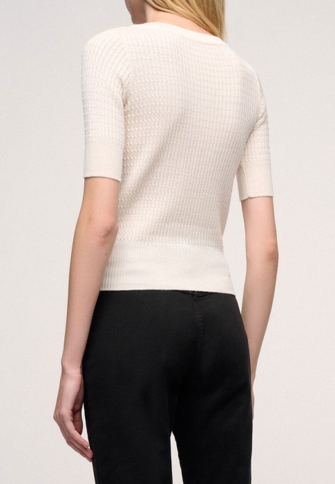 Товар белого цвета с внутренней стороны