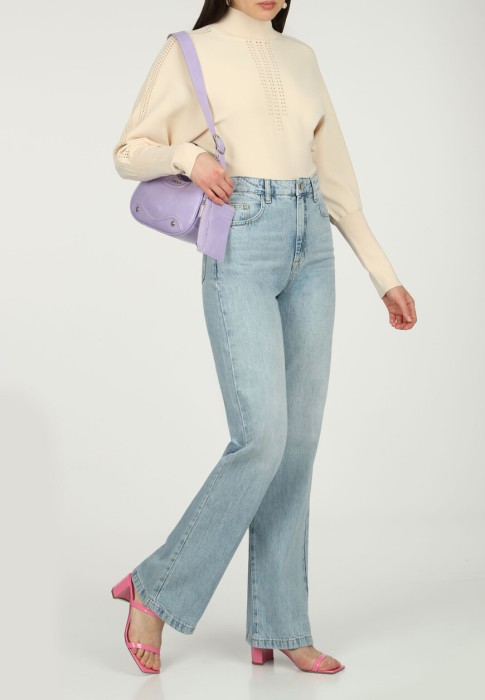 Товар белого цвета с внутренней стороны