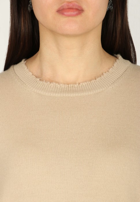 Товар бежевого цвета с внутренней стороны