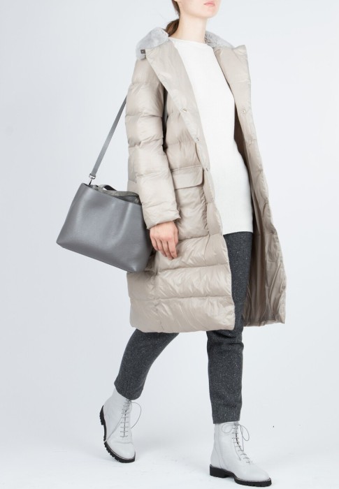 Товар белого цвета с внутренней стороны