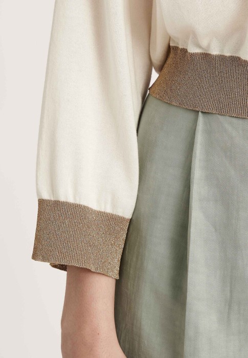 Товар белого цвета с внутренней стороны