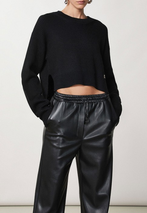 Товар черного цвета с внутренней стороны