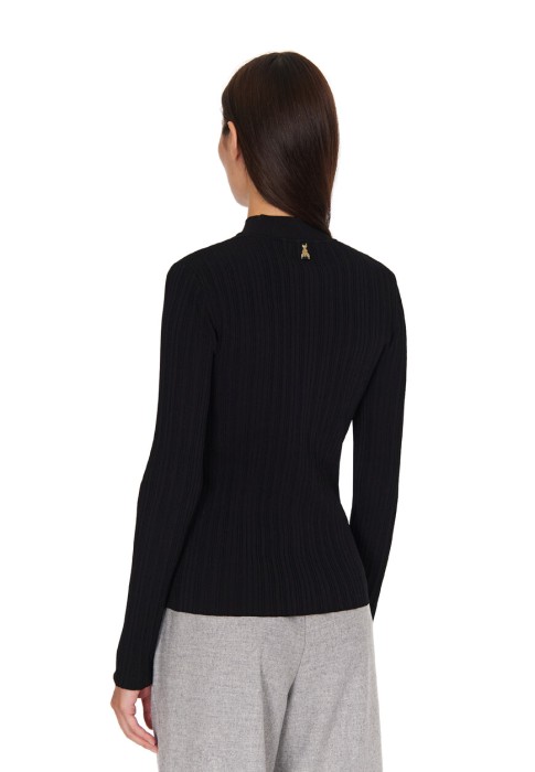 Товар черного цвета с внутренней стороны