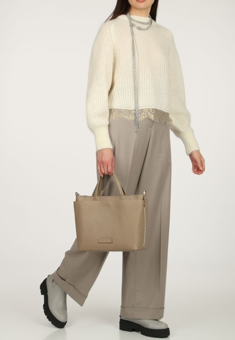 Товар белого цвета с внутренней стороны