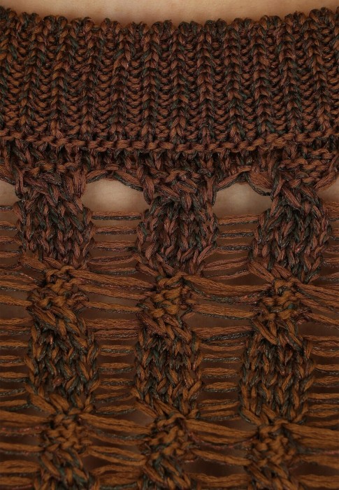 Товар коричневого цвета с внутренней стороны