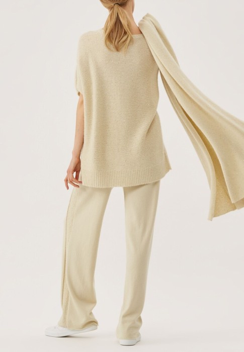 Товар белого цвета с внутренней стороны