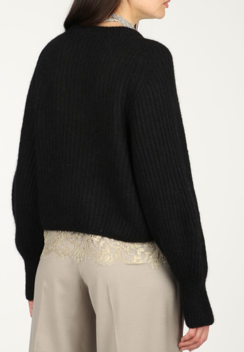 Товар черного цвета с внутренней стороны