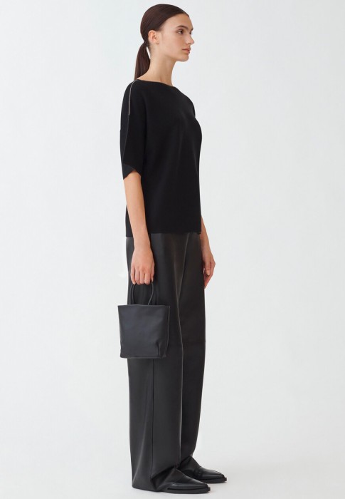 Товар черного цвета с внутренней стороны