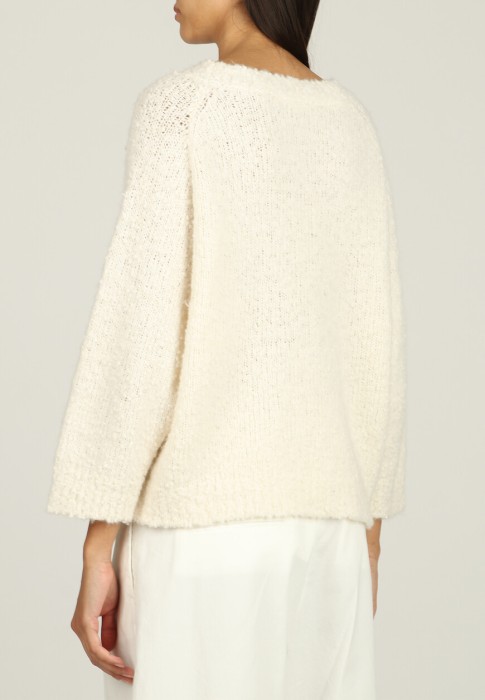 Товар белого цвета с внутренней стороны