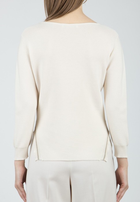 Товар белого цвета с внутренней стороны