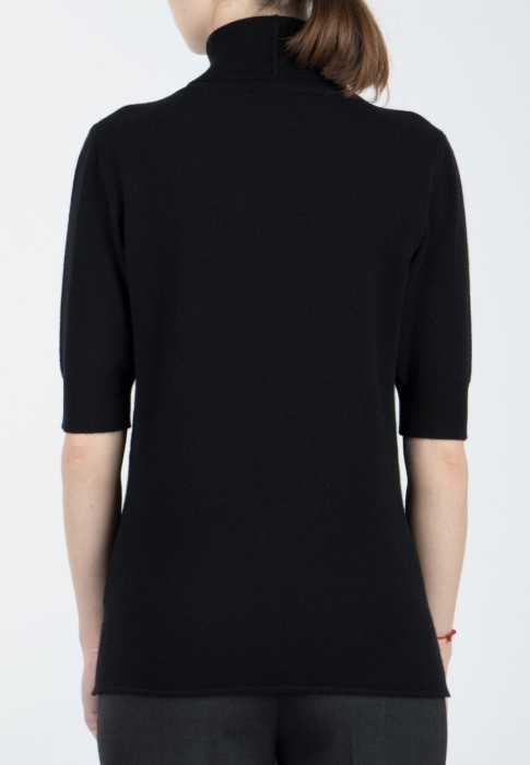 Товар черного цвета с внутренней стороны