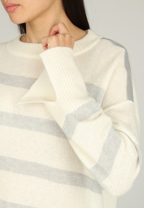 Товар белого цвета с внутренней стороны