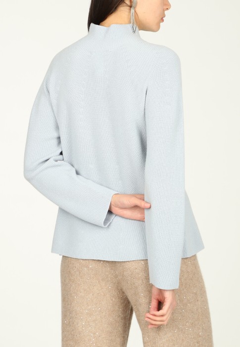 Товар голубого цвета с внутренней стороны