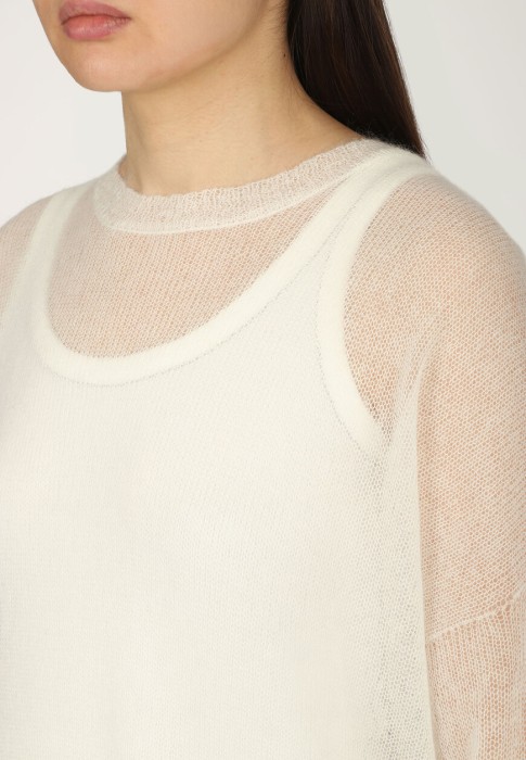 Товар белого цвета с внутренней стороны