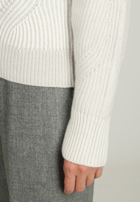 Товар серого цвета с внутренней стороны