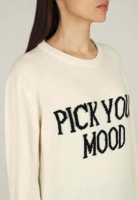 Товар белого цвета с внутренней стороны