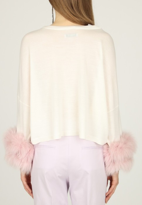 Товар белого цвета с внутренней стороны