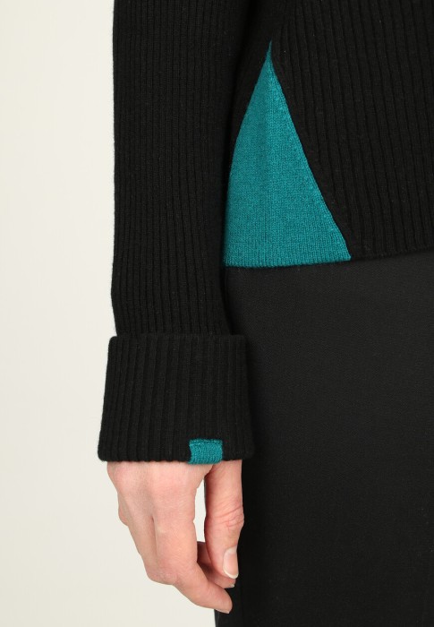 Товар черного цвета с внутренней стороны