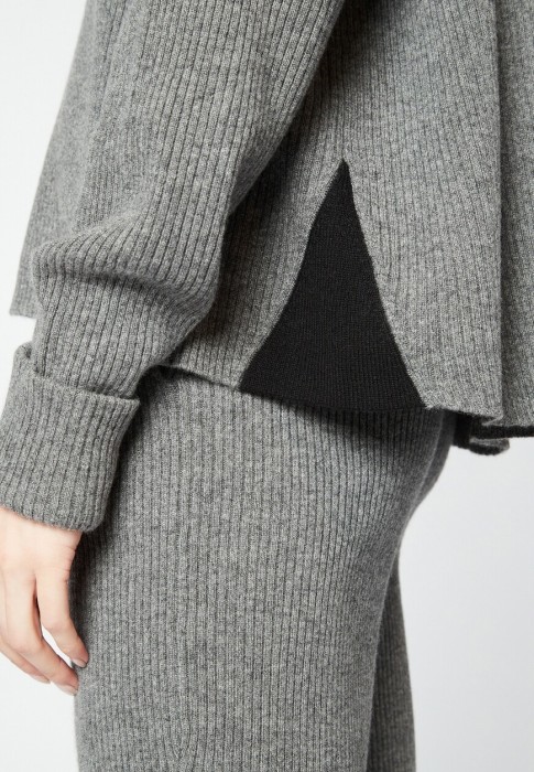 Товар серого цвета с внутренней стороны