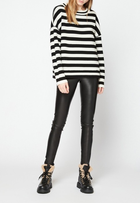 Товар черного цвета с внутренней стороны