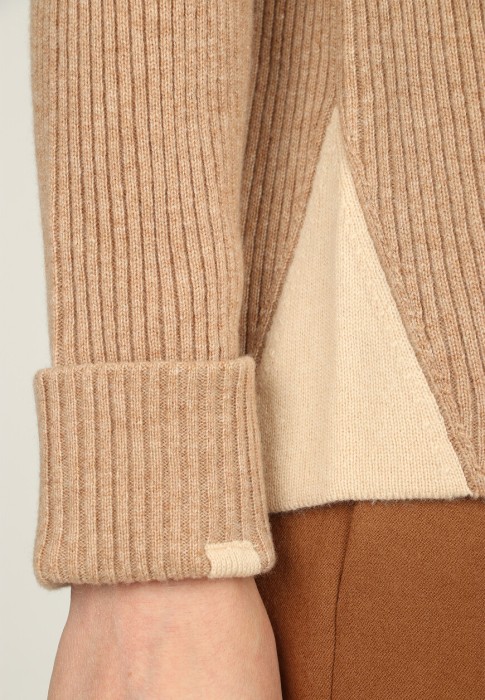 Товар бежевого цвета с внутренней стороны