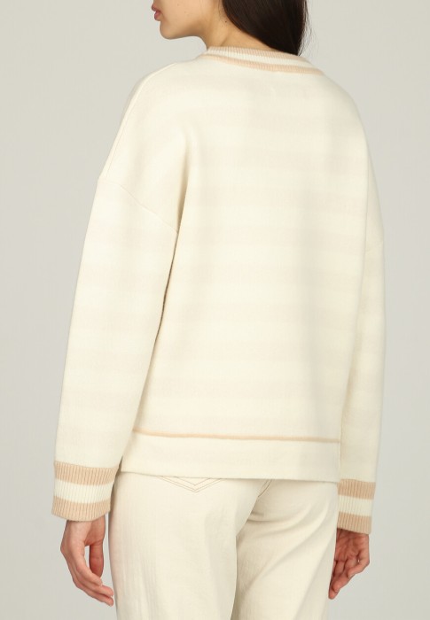 Товар белого цвета с внутренней стороны