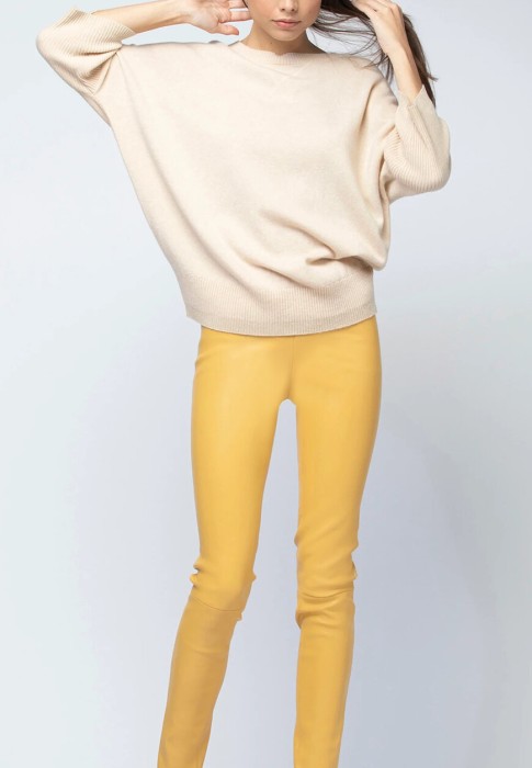 Товар коричневого цвета с внутренней стороны