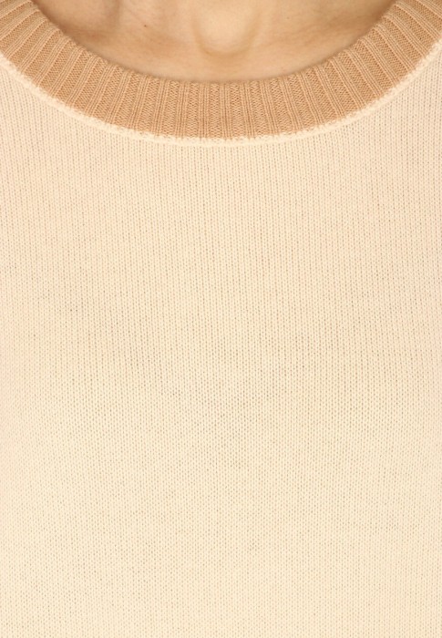 Товар бежевого цвета с внутренней стороны