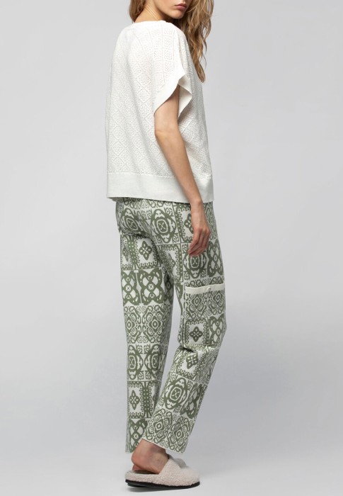 Товар белого цвета с внутренней стороны