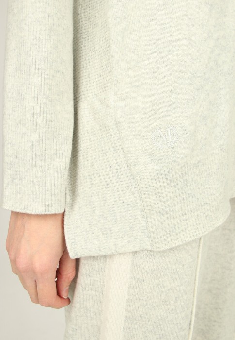 Товар серого цвета с внутренней стороны