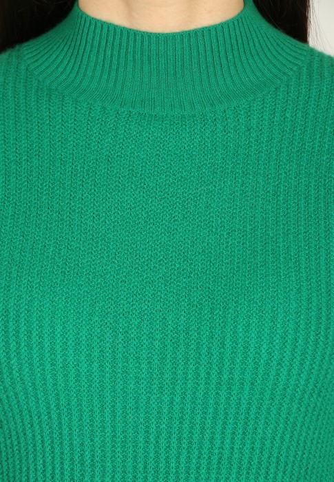 Товар зеленого цвета с внутренней стороны